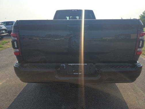 Diamond Black Crystal Pearlcoat 2024 RAM 3500 Laramie Crew Cab 4x4 8' Box