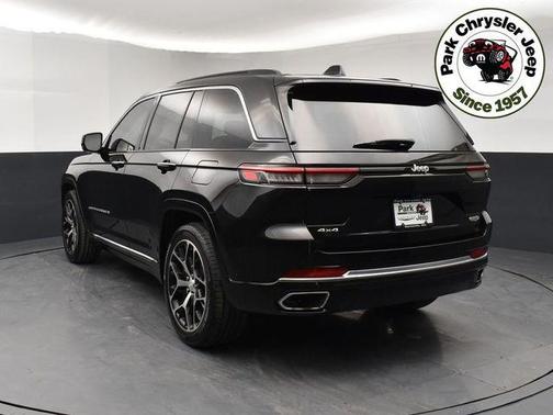 Diamond Black Crystal Pearlcoat 2024 Jeep Grand Cherokee Summit