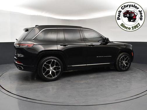 Diamond Black Crystal Pearlcoat 2024 Jeep Grand Cherokee Summit