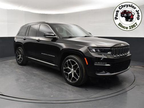 Diamond Black Crystal Pearlcoat 2024 Jeep Grand Cherokee Summit