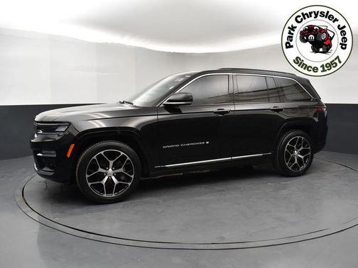 Diamond Black Crystal Pearlcoat 2024 Jeep Grand Cherokee Summit