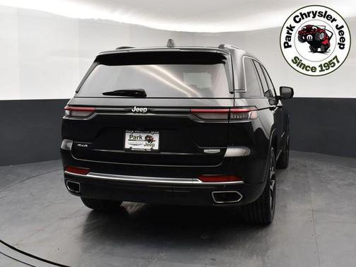 Diamond Black Crystal Pearlcoat 2024 Jeep Grand Cherokee Summit