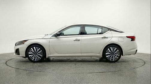 Glacier White 2025 Nissan Altima SV FWD