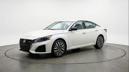 Glacier White 2025 Nissan Altima SV FWD