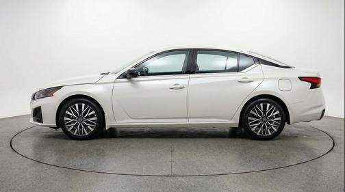 Glacier White 2025 Nissan Altima SV FWD