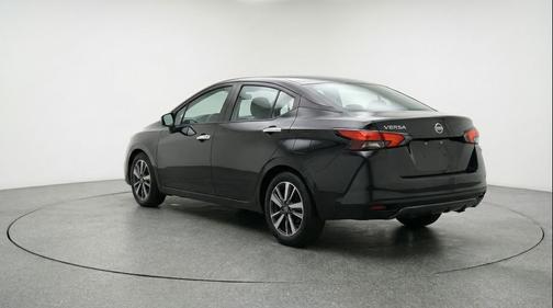 Super Black 2025 Nissan Versa 1.6 SV