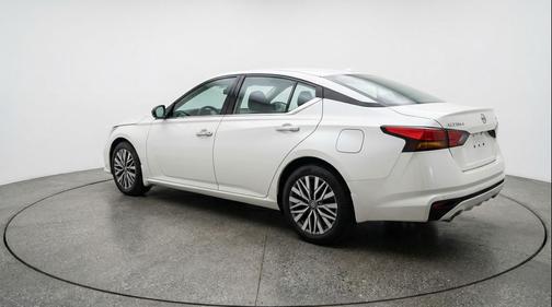 Glacier White 2025 Nissan Altima SV FWD