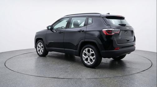 Diamond Black Crystal Pearlcoat 2025 Jeep Compass Latitude