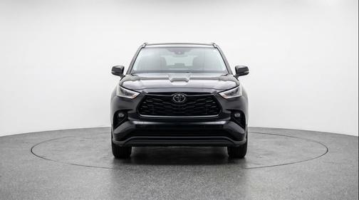 Midnight Black Metallic 2025 Toyota Highlander LE