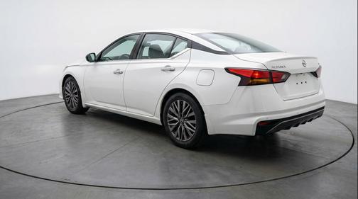 Glacier White 2025 Nissan Altima SV FWD