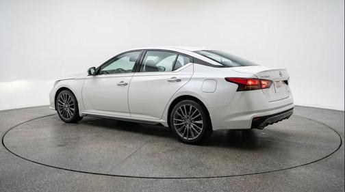 Glacier White 2025 Nissan Altima SV FWD