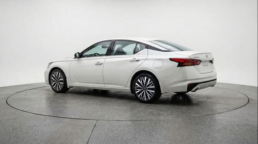 Glacier White 2025 Nissan Altima SV FWD