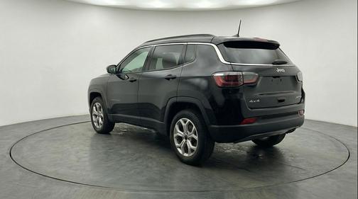 Diamond Black Crystal Pearlcoat 2025 Jeep Compass Latitude