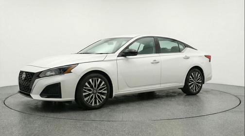 Glacier White 2025 Nissan Altima SV FWD