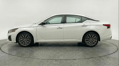 Glacier White 2025 Nissan Altima SV FWD