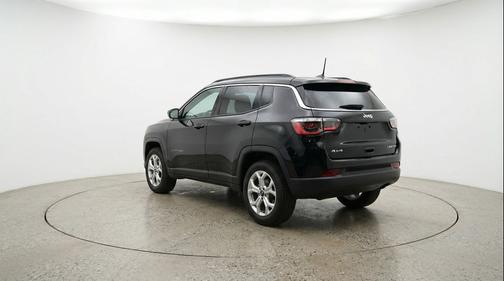 Diamond Black Crystal Pearlcoat 2025 Jeep Compass Latitude