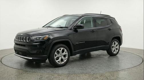 Diamond Black Crystal Pearlcoat 2025 Jeep Compass Latitude