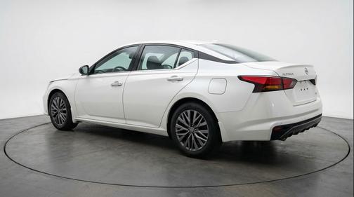 Glacier White 2025 Nissan Altima SV FWD
