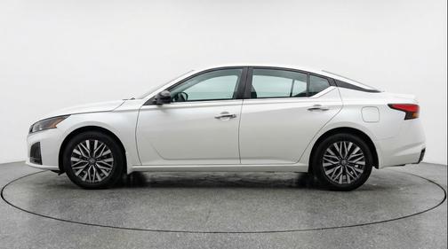 Glacier White 2025 Nissan Altima SV FWD