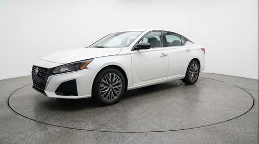 Glacier White 2025 Nissan Altima SV FWD