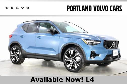 2025 Volvo XC40 B5 Ultra Dark Theme