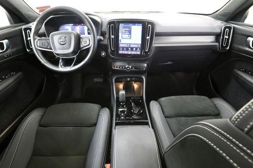 Onyx Black 2025 Volvo XC40 B5 Plus Dark Theme