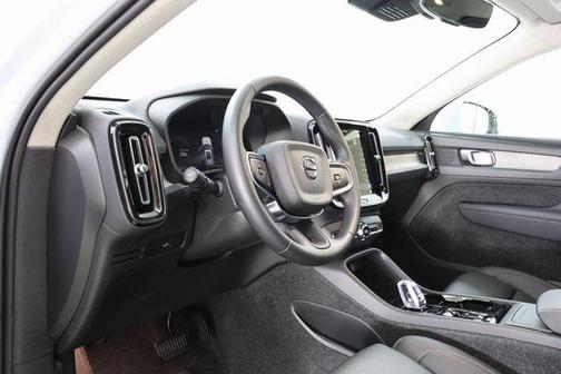 2025 Volvo XC40 B5 Plus Bright Theme