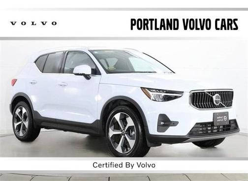 2025 Volvo XC40 B5 Plus Bright Theme