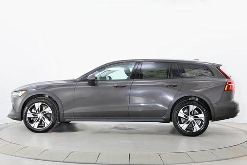 2025 Volvo V60 Cross Country Plus, B5 AWD Gas (mild hybrid)