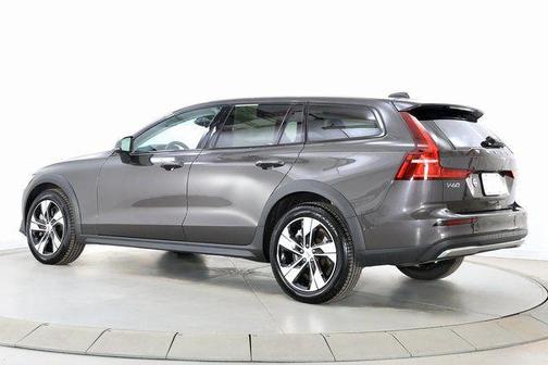 2025 Volvo V60 Cross Country Plus, B5 AWD Gas (mild hybrid)