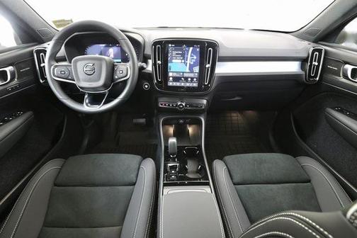 2026 Volvo XC40 B5 Ultra Black Edition