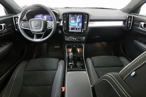 2026 Volvo XC40 Black Edition Ultra, B5 AWD Gas (mild hybrid)