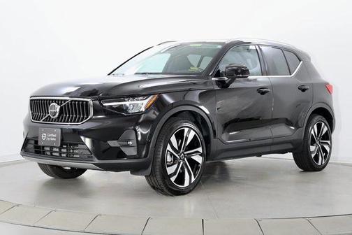 2025 Volvo XC40 B5 Plus Bright Theme