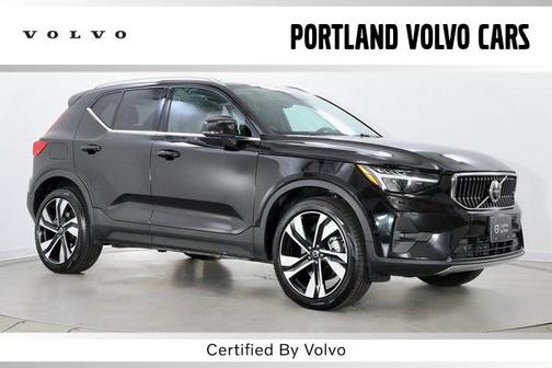 2025 Volvo XC40 B5 Plus Bright Theme