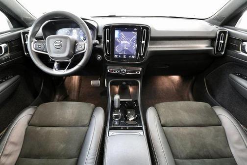 2022 Volvo XC40 T5 R-Design