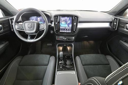 2026 Volvo XC40 Black Edition Ultra, B5 AWD Gas (mild hybrid)