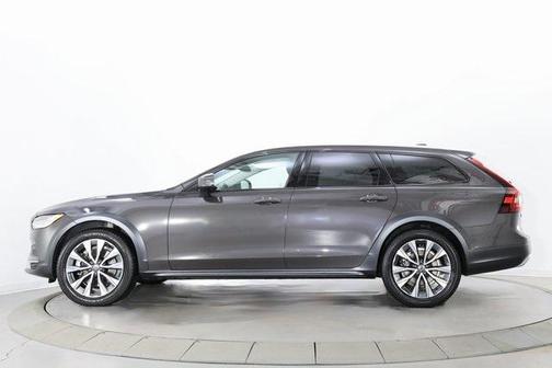 2022 Volvo V90 Cross Country B6
