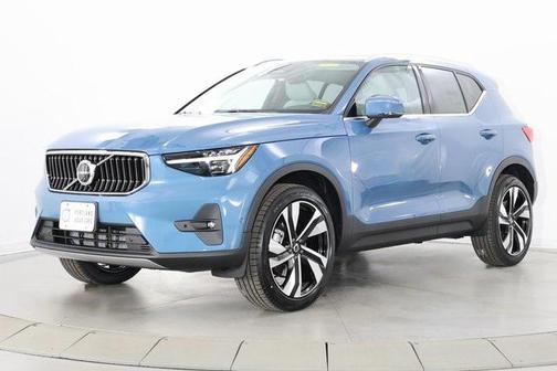 2025 Volvo XC40 B5 Ultra Bright Theme
