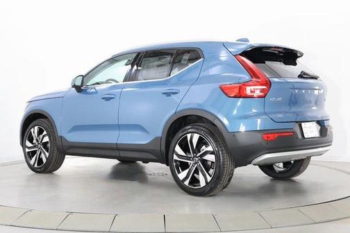 2025 Volvo XC40 B5 Ultra Bright Theme