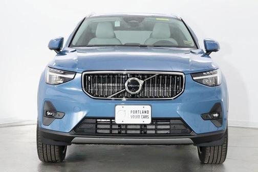 2025 Volvo XC40 B5 Ultra Bright Theme