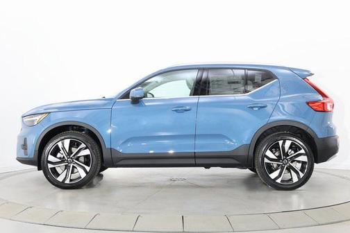 2025 Volvo XC40 B5 Ultra Bright Theme