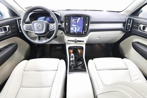 2025 Volvo XC40 B5 Ultra Bright Theme