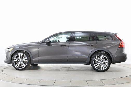 2025 Volvo V60 Cross Country Plus, B5 AWD Gas (mild hybrid)