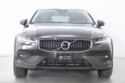 2025 Volvo V60 Cross Country Plus, B5 AWD Gas (mild hybrid)