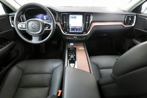 2025 Volvo V60 Cross Country Plus, B5 AWD Gas (mild hybrid)