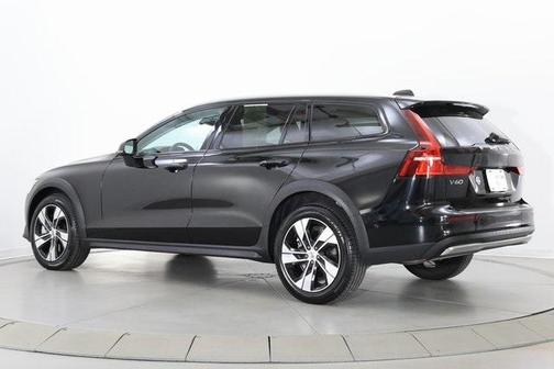 2024 Volvo V60 Cross Country B5 Plus
