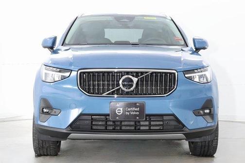 2025 Volvo XC40 B5 Plus Bright Theme