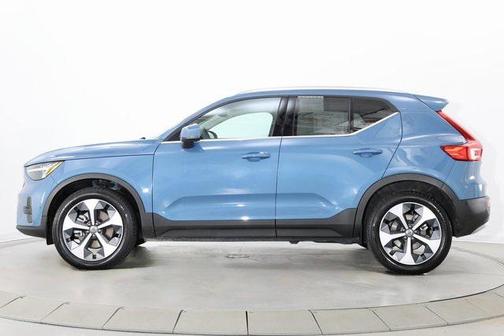 2025 Volvo XC40 B5 Plus Bright Theme