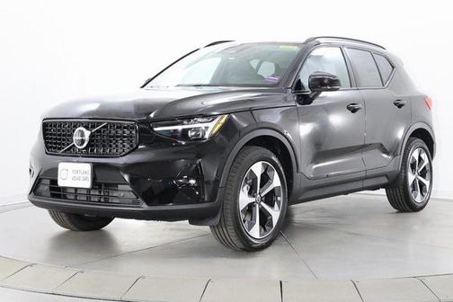 2025 Volvo XC40 B5 Plus Dark Theme