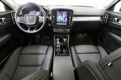 2026 Volvo XC40 Plus, B5 AWD Gas (mild hybrid), Dark